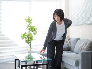 ヘルニアで痛む女性